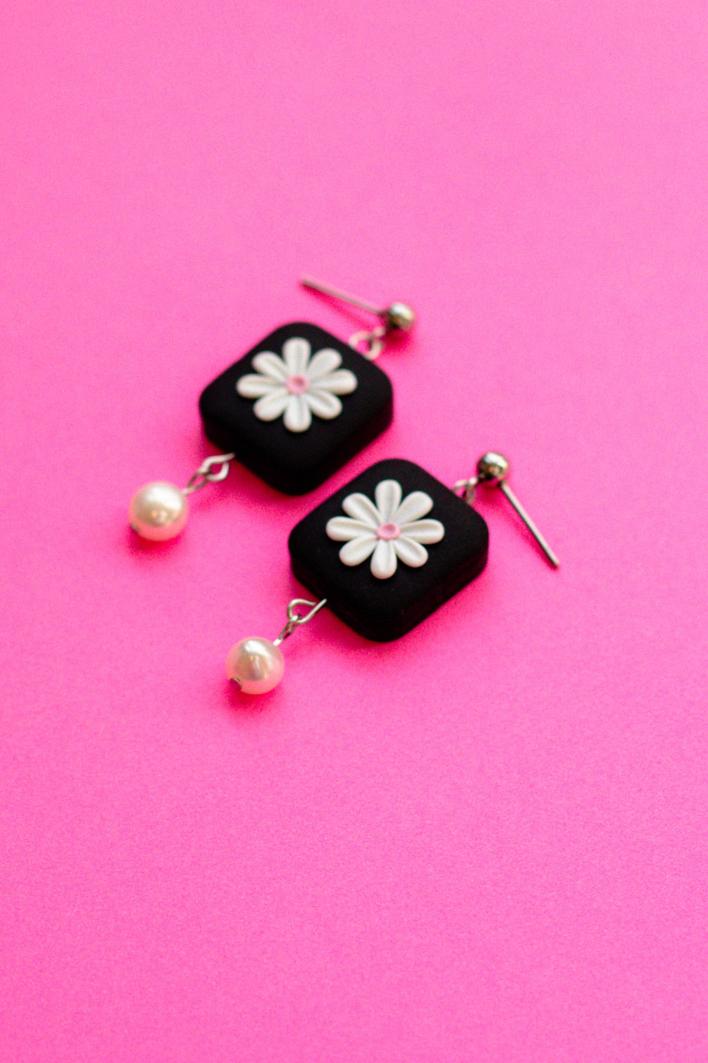 Polymer Clay Square Daisy Dangle w/ Pearl - Black