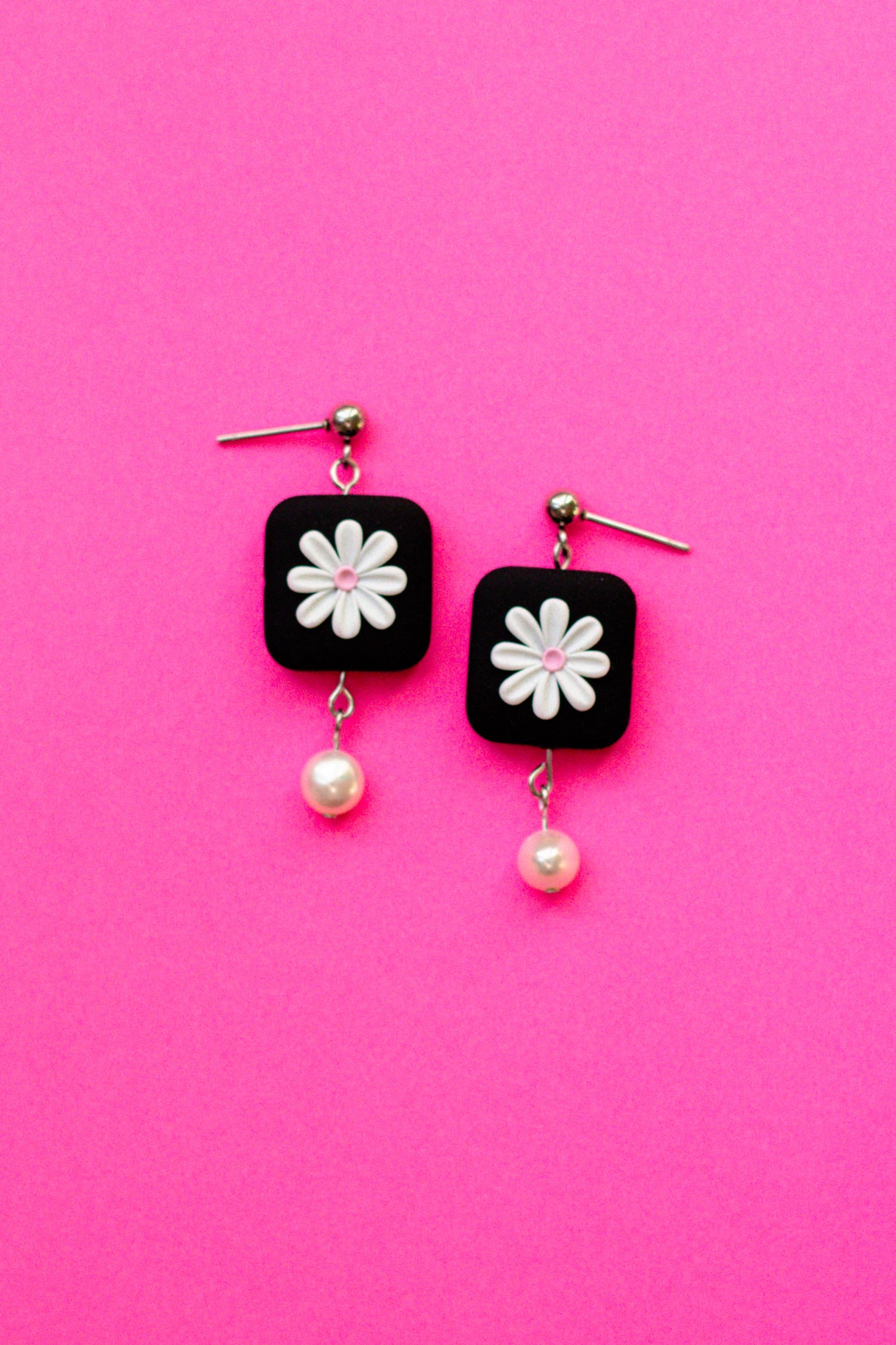 Polymer Clay Square Daisy Dangle w/ Pearl - Black